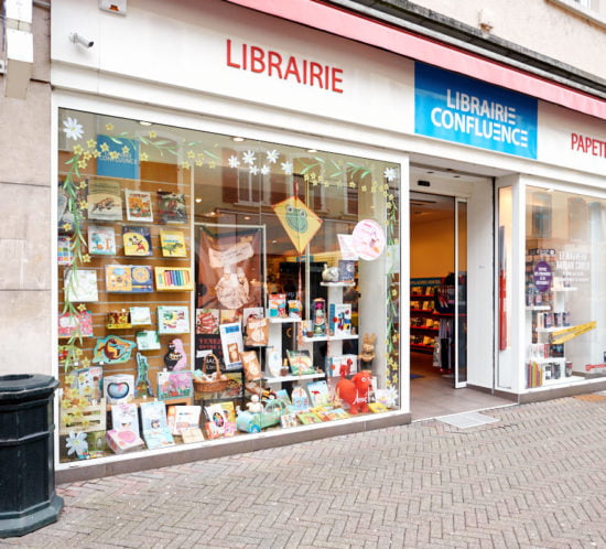 Peinture sur vitrine printanière de la librairie Confluences à Sarreguemines